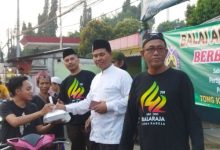 Balai Adat Balaraja bagikan makanan dan takzil buka puasa. Foto: Iqbal Kurnia
