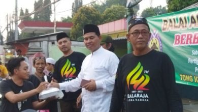 Balai Adat Balaraja bagikan makanan dan takzil buka puasa. Foto: Iqbal Kurnia