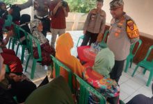 Kapolres Serang, AKBP Condro Sasongko ke Kampung Cisait. Foto: Yono