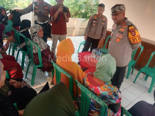 Kapolres Serang, AKBP Condro Sasongko ke Kampung Cisait. Foto: Yono