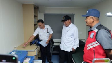 Bambang Haryo Soeartono, Komisi VII DPR mencek ruangan di kapal penyeberangan. Foto Antara