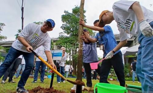 Penanaman 1 juta pohon di Bandar oleh PT Angkasa Pura. Foto: Antara