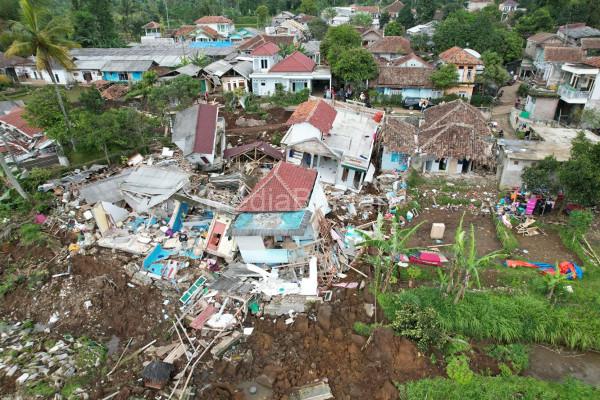 Efek gempa Cianjur berskala 5,6 M dilihat dari udara. Foto: BNPB