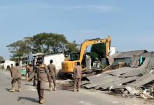 Penertiban bangunan liar di bantaran Sungai Cidurian, Kabupaten Tangerang. Foto: Antara