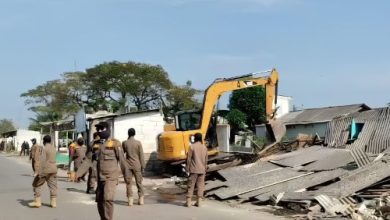 Penertiban bangunan liar di bantaran Sungai Cidurian, Kabupaten Tangerang. Foto: Antara
