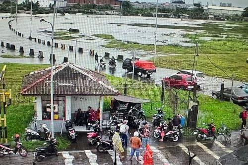 Banjir melanda sebagian Bandara Soetta pada selama malam. Foto: Antara