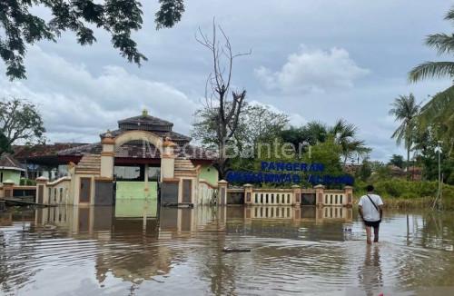 Banjir di Banten Lama disebabkan alih fungsi lahan di bantaran sungai. Foto Antara