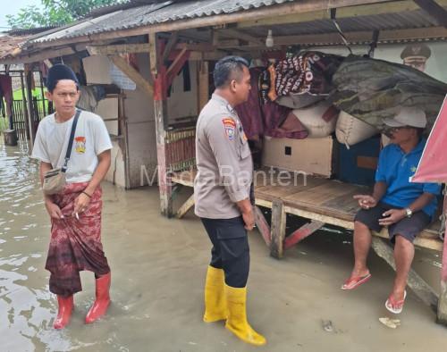 Banjir yang merendam rumah di 7 desa ke Kecamatan Carenang dan Binuang. Foto Yono