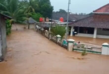 banjir carita rendam masjid