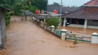 banjir carita rendam masjid