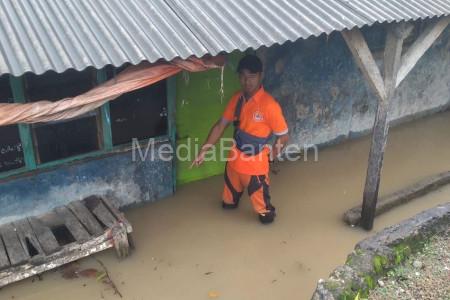 Rumah di Kosambo Ronyok, Kabupaten Serang terendam banjir. Foto: LKBN Antara