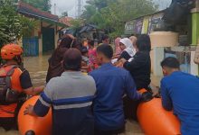 Petugas tengah mengevakuasi warga Kab Tangerang. Foto: LKBN Antara