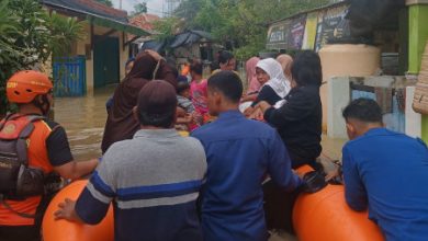 Petugas tengah mengevakuasi warga Kab Tangerang. Foto: LKBN Antara