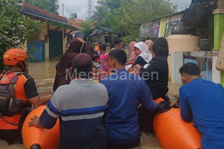 Petugas tengah mengevakuasi warga Kab Tangerang. Foto: LKBN Antara