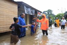 Wali Kota Tangerang, Sahrudin mengunjui warga di lokasi banjir. Foto Antara