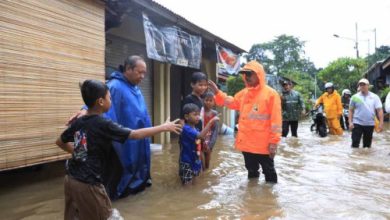 Wali Kota Tangerang, Sahrudin mengunjui warga di lokasi banjir. Foto Antara