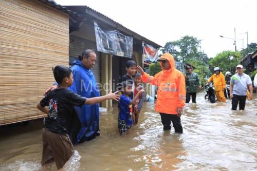 Wali Kota Tangerang, Sahrudin mengunjui warga di lokasi banjir. Foto Antara