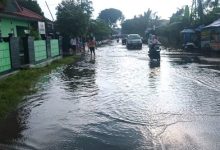 Banjir di jalan protkol Rangkasbitung, Kabupaten Serang. Foto: Antara