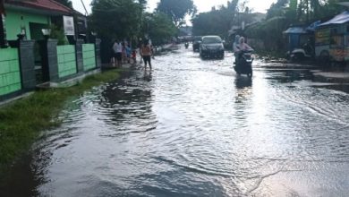 Banjir di jalan protkol Rangkasbitung, Kabupaten Serang. Foto: Antara