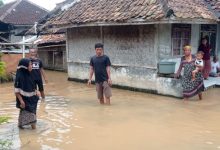 Banjir mulai masuk rumah warga Cibeureum, Kecamatan Maja, Kab Lebak. Foto: Antara