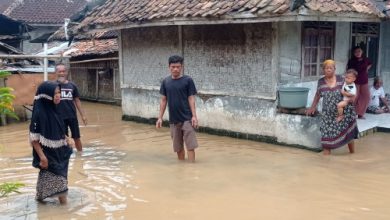 Banjir mulai masuk rumah warga Cibeureum, Kecamatan Maja, Kab Lebak. Foto: Antara