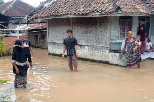 Banjir mulai masuk rumah warga Cibeureum, Kecamatan Maja, Kab Lebak. Foto: Antara