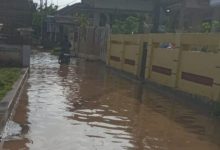 Akibat hujan deras, Sungai Cikalumpang meluap dan membanjir Desa Citasuk. Foto Antara