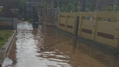 Akibat hujan deras, Sungai Cikalumpang meluap dan membanjir Desa Citasuk. Foto Antara
