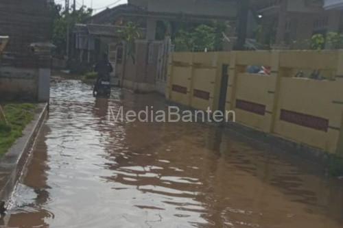 Akibat hujan deras, Sungai Cikalumpang meluap dan membanjir Desa Citasuk. Foto Antara