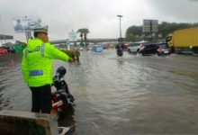 Air menggenagi akses jalan menuju Bandar soetta. Foto Antara