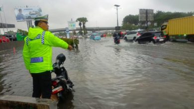 Air menggenagi akses jalan menuju Bandar soetta. Foto Antara
