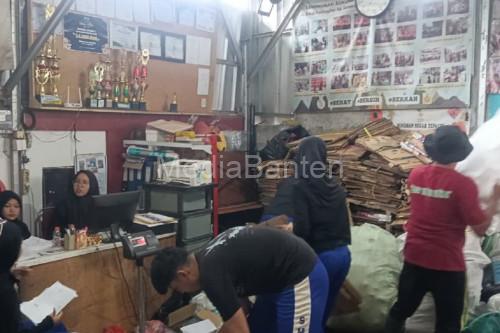 Bank Sampah Gantari di Paninggilan Utara, Ciledug, Kota Tangerang. Foto Antara
