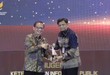 Anugerah Keterbukaan Informasi Publik dari KI diterima Beni Ismail, Kepala Diskominfo Banten. Foto Biro Adpim Banten