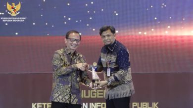 Anugerah Keterbukaan Informasi Publik dari KI diterima Beni Ismail, Kepala Diskominfo Banten. Foto Biro Adpim Banten