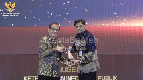 Anugerah Keterbukaan Informasi Publik dari KI diterima Beni Ismail, Kepala Diskominfo Banten. Foto Biro Adpim Banten