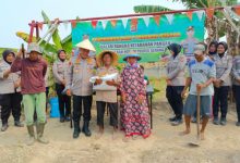 Kapolres Serang, AKBP Condro Sasongko memberikan benih jagung dan pupuk ke sejumlah petani. Foto: Yono