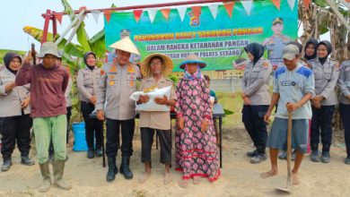 Kapolres Serang, AKBP Condro Sasongko memberikan benih jagung dan pupuk ke sejumlah petani. Foto: Yono