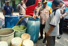 Bantuan air bersih dari Polres Serang ke warga Perumahan Cisait. Foto: Yono