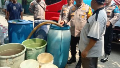 Bantuan air bersih dari Polres Serang ke warga Perumahan Cisait. Foto: Yono