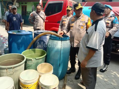 Bantuan air bersih dari Polres Serang ke warga Perumahan Cisait. Foto: Yono