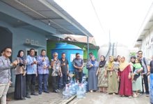 Perumda Tirta Albantani menyalurkan bantuan 2 tangki dan air bersih di Kibin. Foto: Web Pemkab Serang
