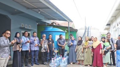 Perumda Tirta Albantani menyalurkan bantuan 2 tangki dan air bersih di Kibin. Foto: Web Pemkab Serang