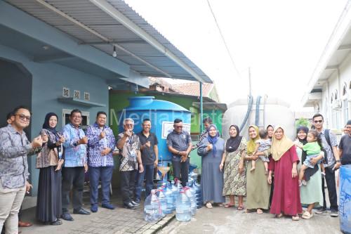 Perumda Tirta Albantani menyalurkan bantuan 2 tangki dan air bersih di Kibin. Foto: Web Pemkab Serang