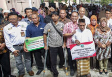 Para penerima bantuan dari Pemprov Banten. Foto: Biro Adpim Banten