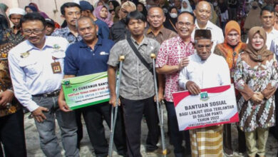 Para penerima bantuan dari Pemprov Banten. Foto: Biro Adpim Banten