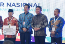 Penyerahan bantuan keuangan dari Pemprov Banten ke Cianjur. Foto: Biro Adpim Banten