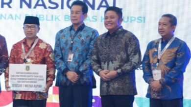 Penyerahan bantuan keuangan dari Pemprov Banten ke Cianjur. Foto: Biro Adpim Banten