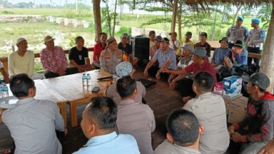 Kapolres Serang, AKBP Condro Sasongko berikan batnuan benih padi. Foto: Yono