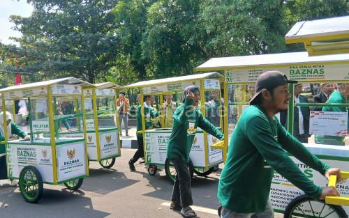 Bantuan Gerobak untuk 80 UMKM dari Pemkab Tangerang. Foto: Antara