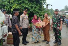 Paket sembako dari Kapolda Banten dibagikan ke korban banjir di Serang. Foto: Yono